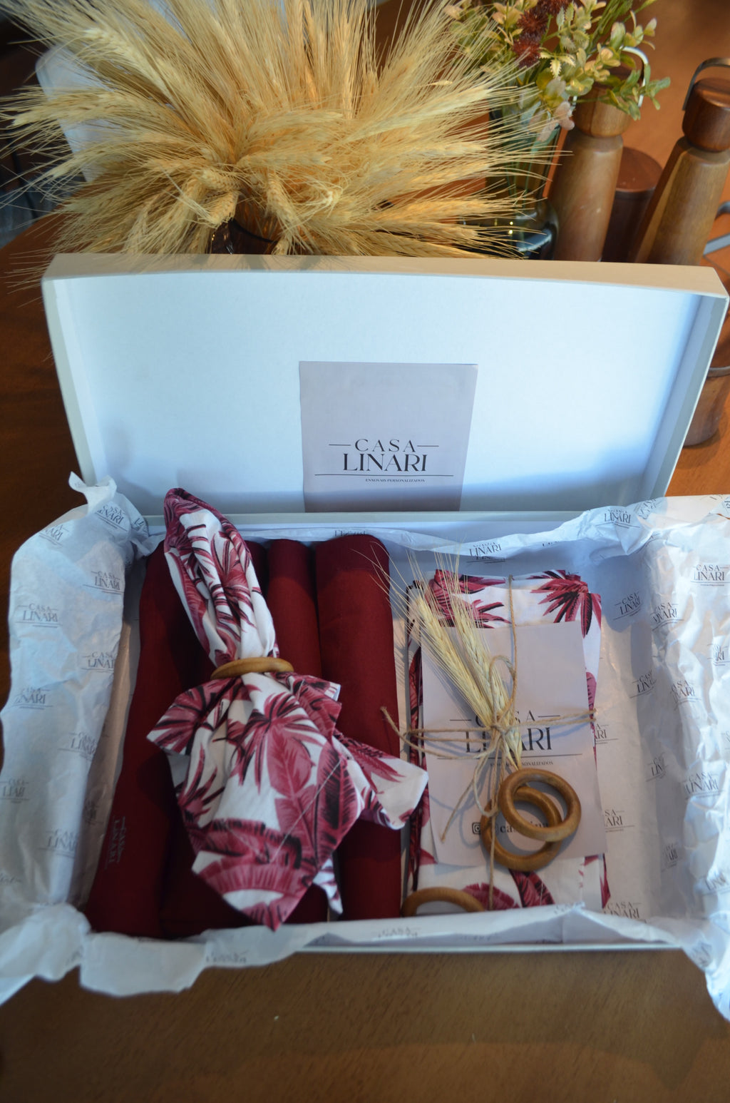 Kit Mesa Posta Premium Guardanapos E Jogo Americano Branco com Flores Vinho