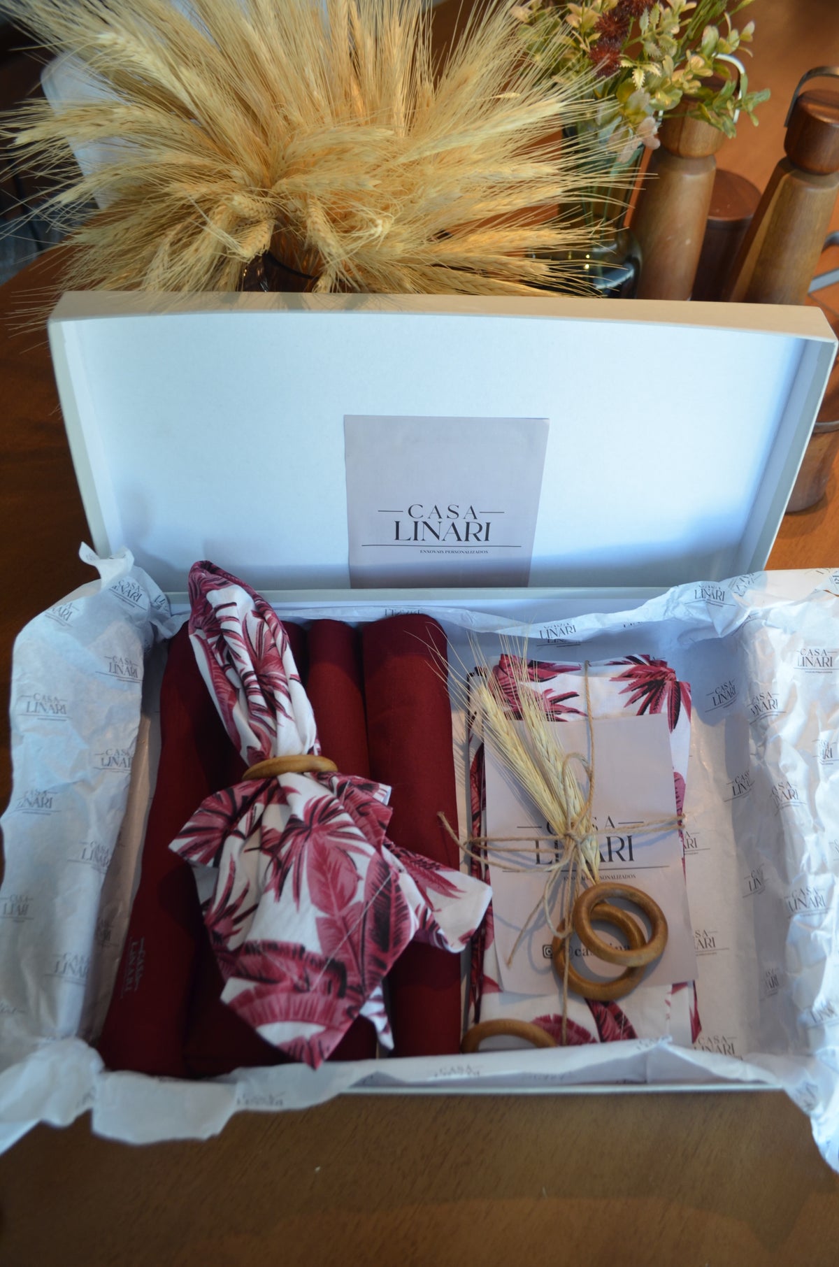 Kit Mesa Posta Premium Guardanapos E Jogo Americano Branco com Flores Vinho